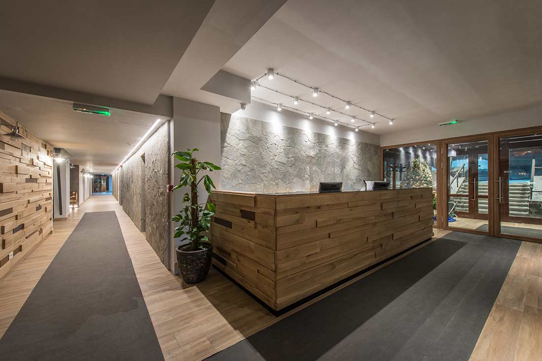 Moderne Empfangshalle mit Holzdesign