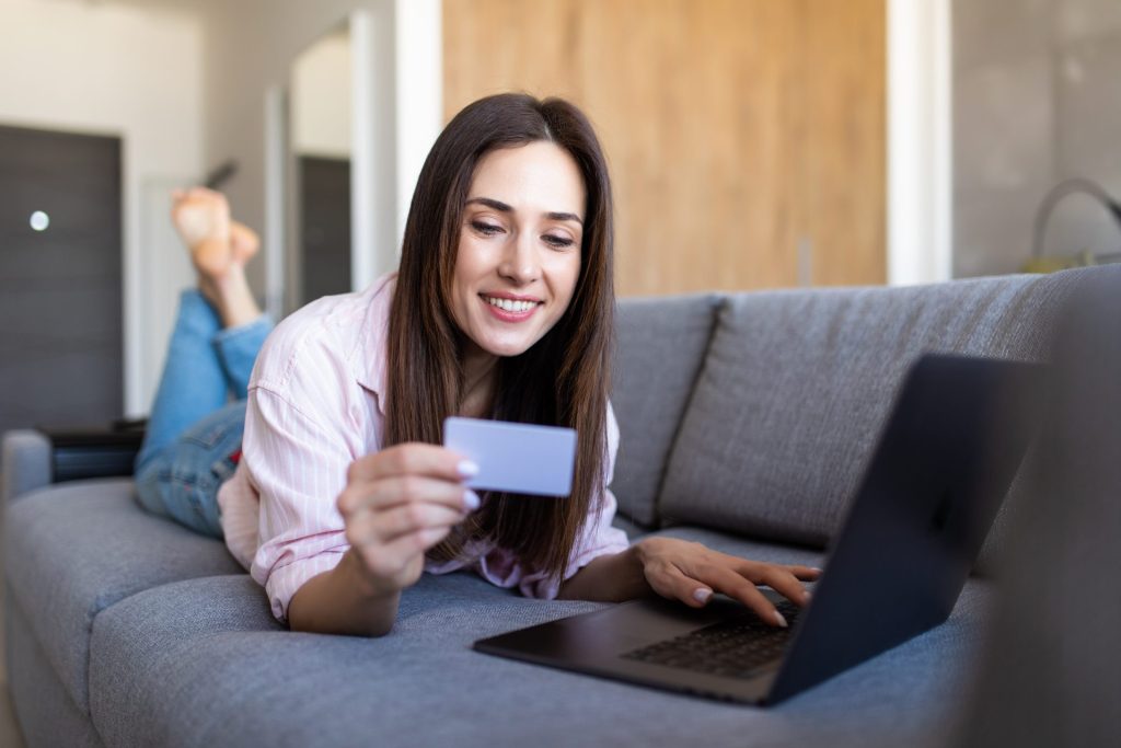 Frau mit Laptop und Kreditkarte