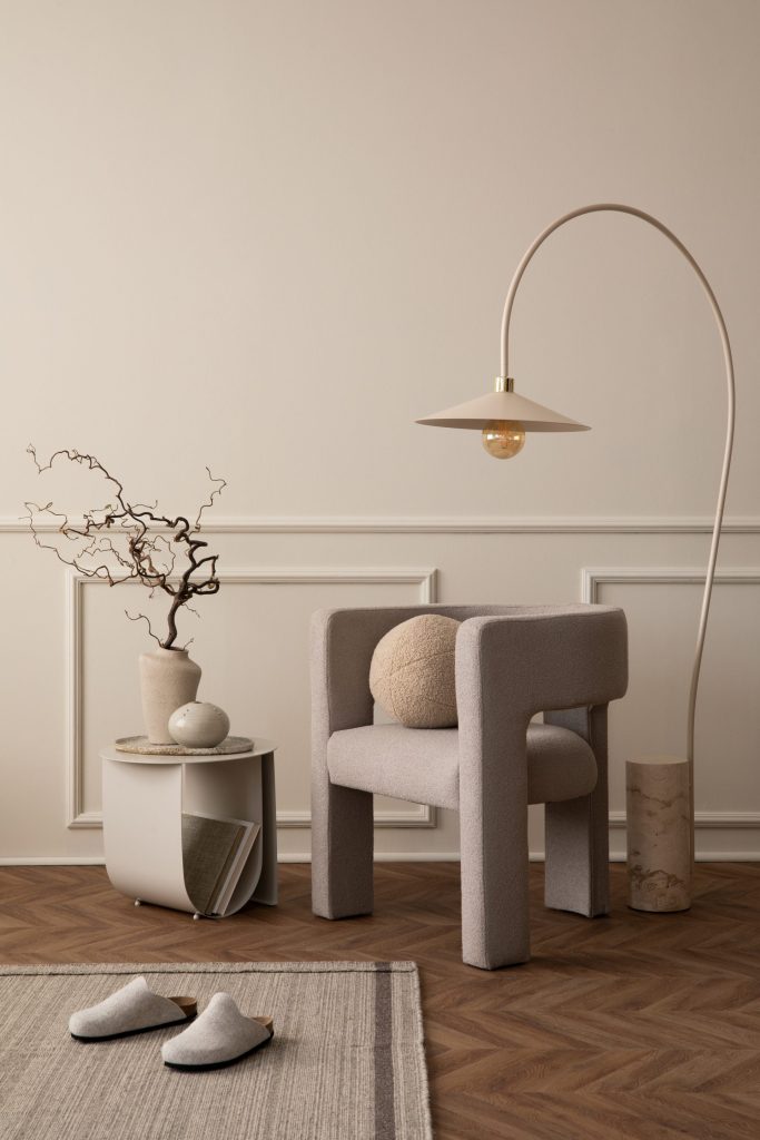 Gemütliche Wohnzimmereinrichtung mit Designstücken